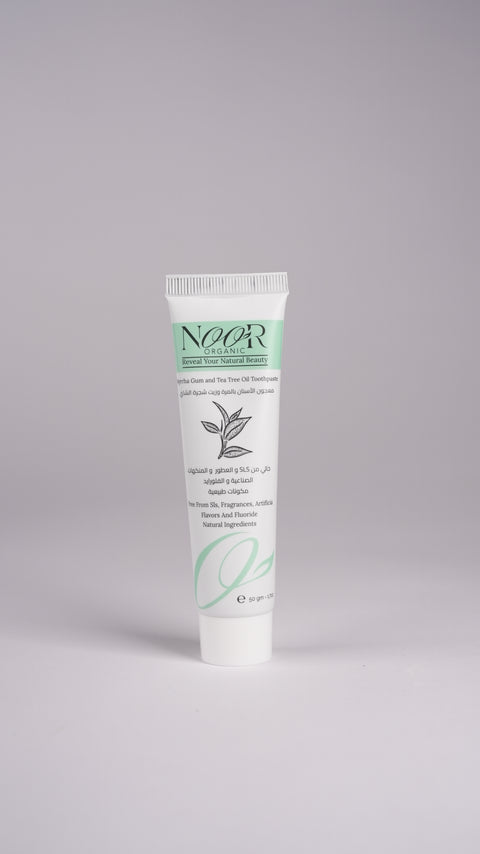 معجون الأسنان بالمرة وزيت شجرة الشاي الطبيعي